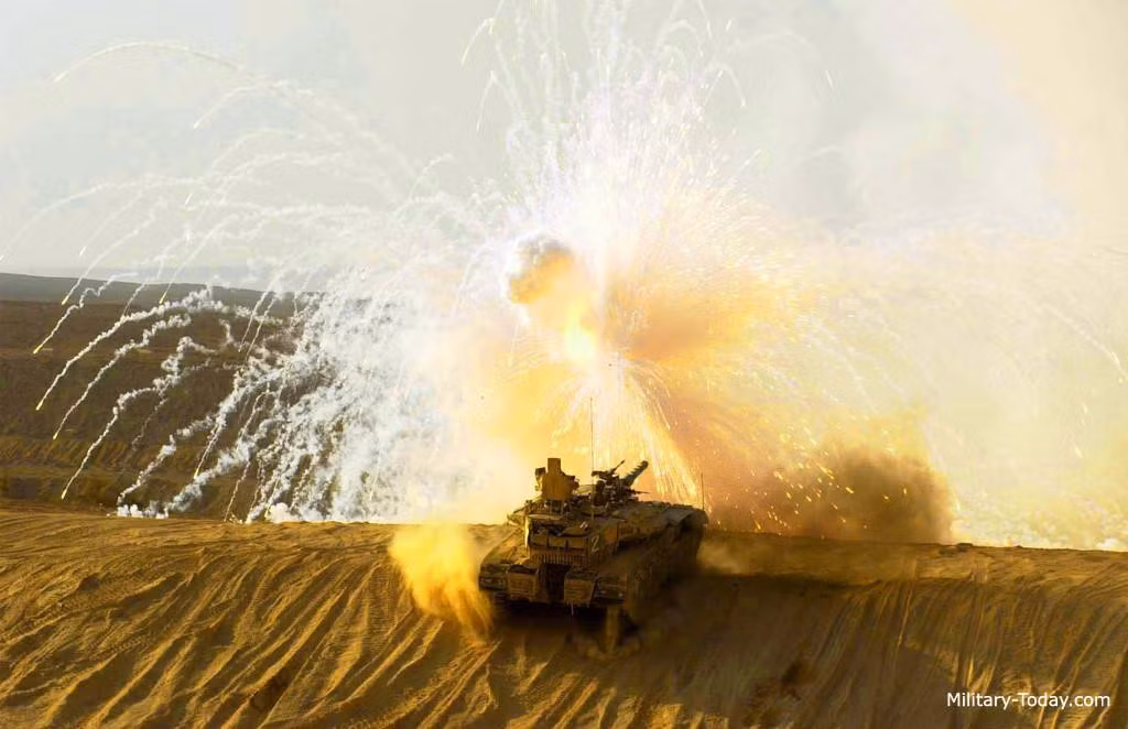  Merkava Mk4, Israel: Đây là xe tăng thứ 2 trên thế giới cùng với Nga có hệ thống bảo vệ 2 lớp. Mk4 được trang bị giáp module tiên tiến cùng hệ thống phòng vệ chủ động Trophy đã chứng minh khả năng đánh chặn vũ khí chống tăng trên chiến trường. Mk4 lắp pháo chính 120 m có thể phóng tên lửa chống tăng qua nòng. Ảnh: Military Today.