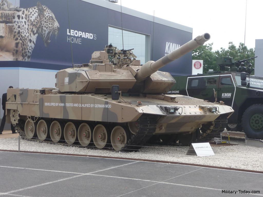  Leopard 2A7, Đức: "Báo đốm" tiếp tục được bình chọn là xe tăng chiến đấu chủ lực mạnh nhất thế giới. Phiên bản 2A7 được trang bị giáp thế hệ mới với khả năng chống chịu tốt hơn với vũ khí chống tăng, bổ sung trạm vũ khí điều khiển từ xa, hệ thống điều khiển hỏa lực tiên tiến. Pháo chính 120 mm có khả năng bắn siêu chính xác. Ảnh: Military Today.