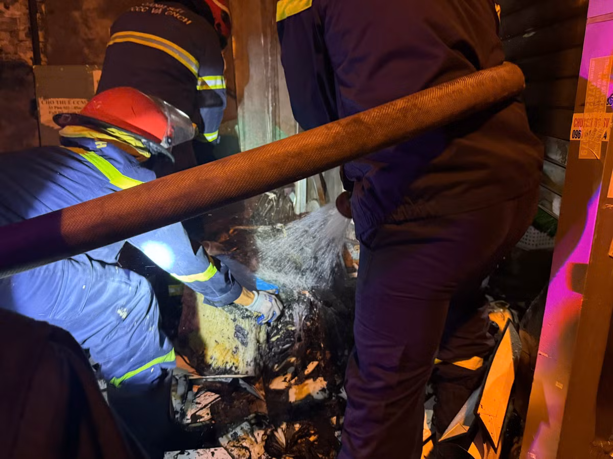 Kip thoi so tan 4 nguoi thoat khoi dam chay o Ha Noi