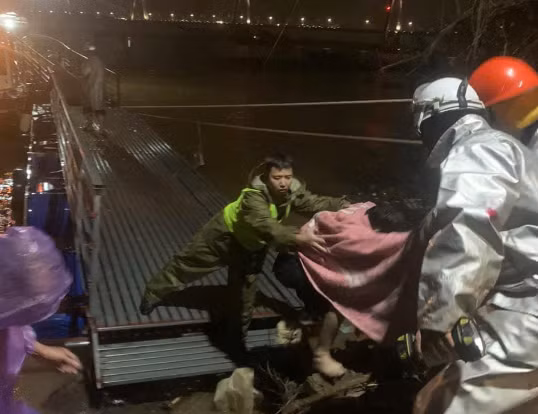 Cuu nguoi dan ong len cau Nhat Tan tu tu vi mau thuan voi vo