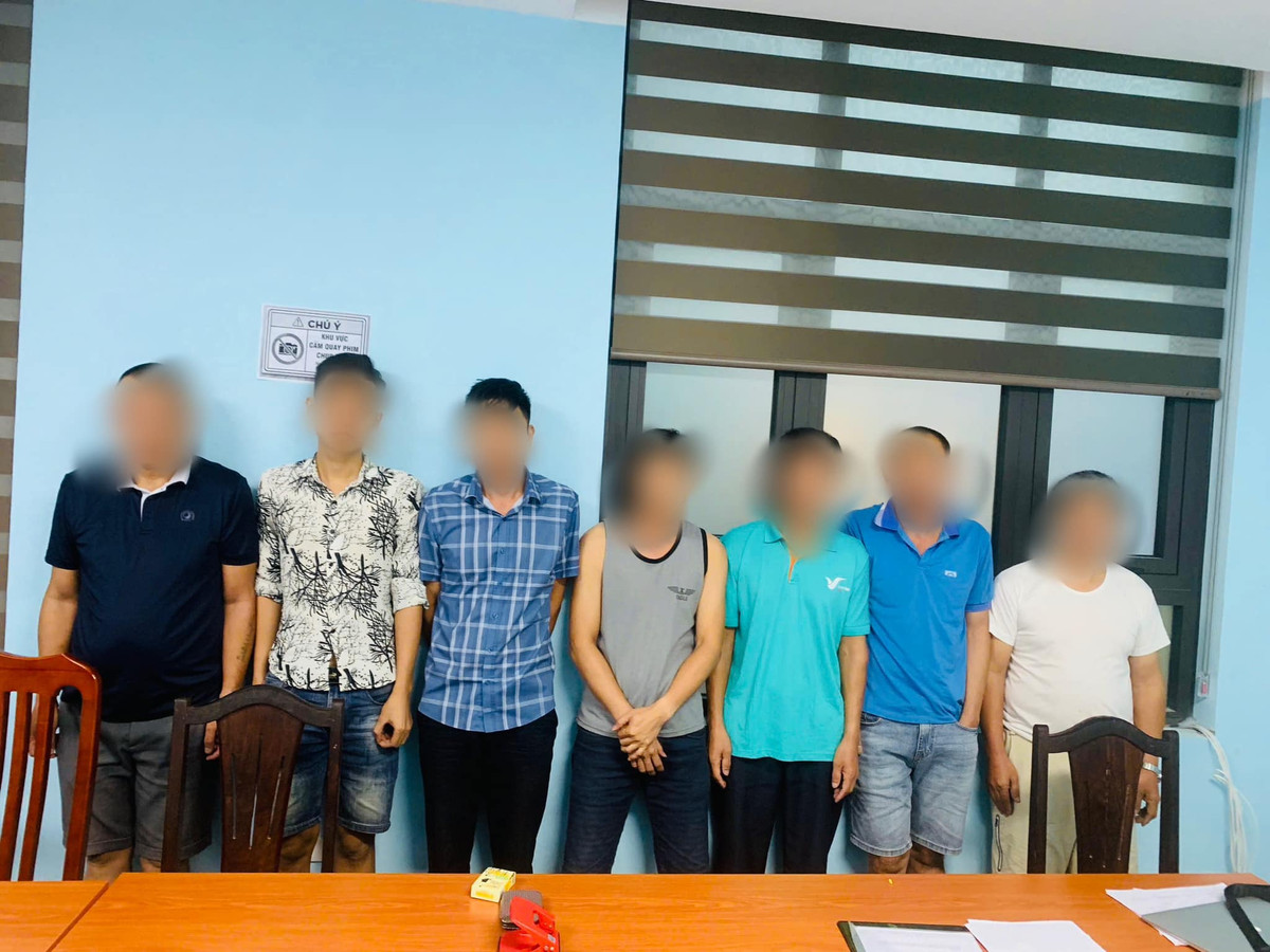 Ha Noi: Khoi to 7 lai xe danh bac tai bai trong giu o to