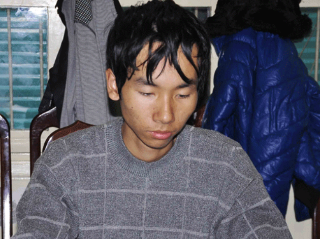 Ngay lập tức, các trinh sát đã có mặt tại nơi ở trọ của Đạt, tuy nhiên gã đã biến mất. Một tổ công tác đã lập tức lên đường tới Thanh Hóa. Khoảng 4h ngày 30/11, khi công an bất ngờ ập vào, Đạt ngã vật ra ngất xỉu. Tại cơ quan công an Đạt khai, vì nhà nghèo, là con trai duy nhất trong gia đình, Nguyễn Văn Đạt chỉ học đến lớp 9 rồi dạt lên Hà Nội kiếm sống bằng nghề thợ sơn. Công việc không ổn định và không đủ chi trả, nhưng mỗi lần về quê Đạt khoác lác rằng mình làm ở phòng bán vé máy bay nên “tiền không thiếu”. Lười lao động, nhưng thích xài sang, Đạt nảy sinh ý định giết người cướp tài sản. 