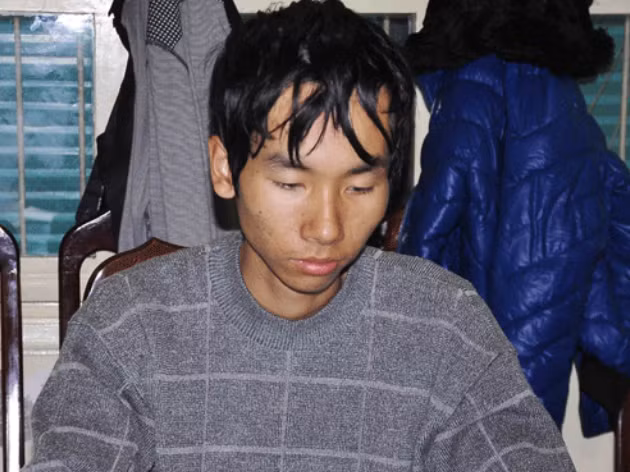 Ngay lập tức, các trinh sát đã có mặt tại nơi ở trọ của Đạt, tuy nhiên gã đã biến mất. Một tổ công tác đã lập tức lên đường tới Thanh Hóa. Khoảng 4h ngày 30/11, khi công an bất ngờ ập vào, Đạt ngã vật ra ngất xỉu. Tại cơ quan công an Đạt khai, vì nhà nghèo, là con trai duy nhất trong gia đình, Nguyễn Văn Đạt chỉ học đến lớp 9 rồi dạt lên Hà Nội kiếm sống bằng nghề thợ sơn. Công việc không ổn định và không đủ chi trả, nhưng mỗi lần về quê Đạt khoác lác rằng mình làm ở phòng bán vé máy bay nên “tiền không thiếu”. Lười lao động, nhưng thích xài sang, Đạt nảy sinh ý định giết người cướp tài sản. 