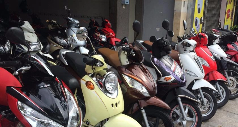 Song song với việc xác minh hành trình, di biến động của ông Quảng vào tối 28/11, các điều tra viên còn tập trung truy tìm chiếc xe máy của nạn nhân. Chỉ ít giờ sau đó, các trinh sát thống kê được tại những địa điểm này có tới hơn 10 chiếc xe máy có đặc điểm trùng khớp với xe của ông Quảng. Tiếp tục sàng lọc, cuối cùng chiếc xe Yamaha màu đỏ của nạn nhân được tìm thấy tại một cửa hàng cầm đồ ở huyện Từ Liêm (cũ). (Ảnh minh họa, nguồn internet)