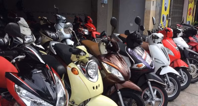 Song song với việc xác minh hành trình, di biến động của ông Quảng vào tối 28/11, các điều tra viên còn tập trung truy tìm chiếc xe máy của nạn nhân. Chỉ ít giờ sau đó, các trinh sát thống kê được tại những địa điểm này có tới hơn 10 chiếc xe máy có đặc điểm trùng khớp với xe của ông Quảng. Tiếp tục sàng lọc, cuối cùng chiếc xe Yamaha màu đỏ của nạn nhân được tìm thấy tại một cửa hàng cầm đồ ở huyện Từ Liêm (cũ). (Ảnh minh họa, nguồn internet)