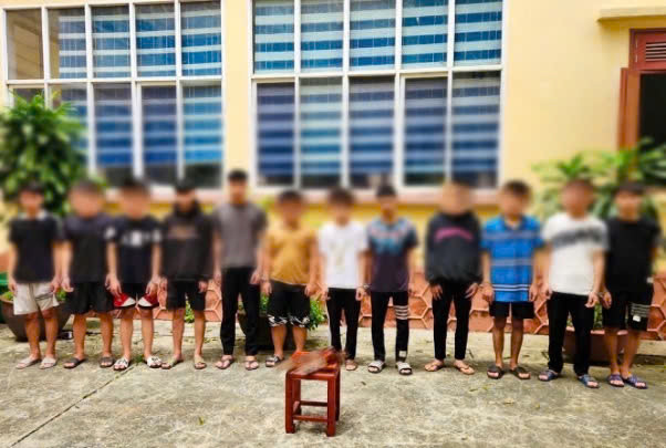 Hà Nội: Bắt 12 “báo thủ” mang hung khí đánh người đi đường Ha Noi: Bat 12 “bao thu” mang hung khi danh nguoi di duong