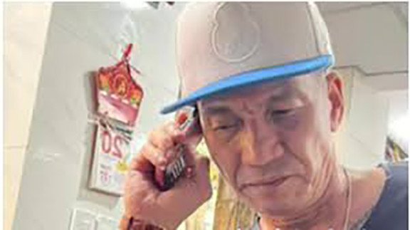 Tại đây, ngoài anh Dương còn có 3 người bạn khác. Sau khi lục tung khắp dãy phòng trọ không tìm thấy người yêu, Long nổi điên cùng với đàn em vung dao lao vào anh Dương và bạn bè. Chỉ sau vài đường dao, các nạn nhân nằm gục xuống nền nhà. Gây án xong, nhóm này nhanh chân bỏ trốn. 