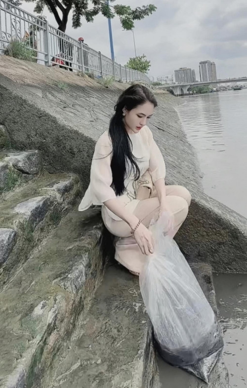 Ngoài ra, cô cũng chia sẻ nhiều status, trạng thái về Phật pháp, hướng thiện. Trong ảnh, DJ sinh năm 1996 đi phóng sinh trong dịp Vu Lan tháng 7 vừa qua. Chính vì những hình ảnh mà cô “xây dựng” trên trang cá nhân quá đẹp đẽ nên khi nữ DJ bị bắt tạm giam vì liên quan đường dây ma túy xuyên quốc gia, nhiều người đã bất ngờ bởi sự khác biệt sau “chiếc mặt nạ”.