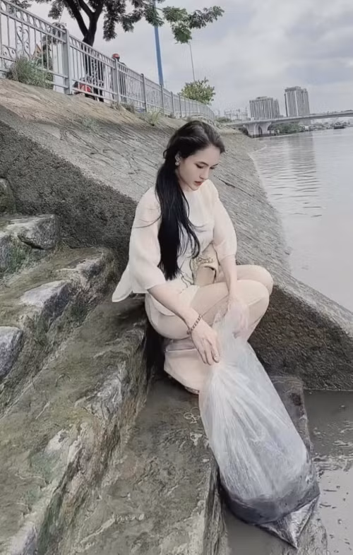 Ngoài ra, cô cũng chia sẻ nhiều status, trạng thái về Phật pháp, hướng thiện. Trong ảnh, DJ sinh năm 1996 đi phóng sinh trong dịp Vu Lan tháng 7 vừa qua. Chính vì những hình ảnh mà cô “xây dựng” trên trang cá nhân quá đẹp đẽ nên khi nữ DJ bị bắt tạm giam vì liên quan đường dây ma túy xuyên quốc gia, nhiều người đã bất ngờ bởi sự khác biệt sau “chiếc mặt nạ”.