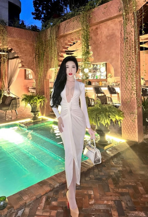 Trên trang cá nhân, nữ DJ thường xuyên đăng tải những hình ảnh về cuộc sống sang chảnh. Cô từng khiến cộng đồng mạng trầm trồ về cuộc sống giàu có, mua quà đắt đỏ, tặng hàng cục tiền cho mẹ.