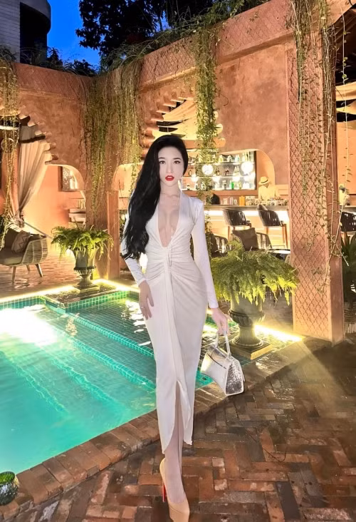 Trên trang cá nhân, nữ DJ thường xuyên đăng tải những hình ảnh về cuộc sống sang chảnh. Cô từng khiến cộng đồng mạng trầm trồ về cuộc sống giàu có, mua quà đắt đỏ, tặng hàng cục tiền cho mẹ.