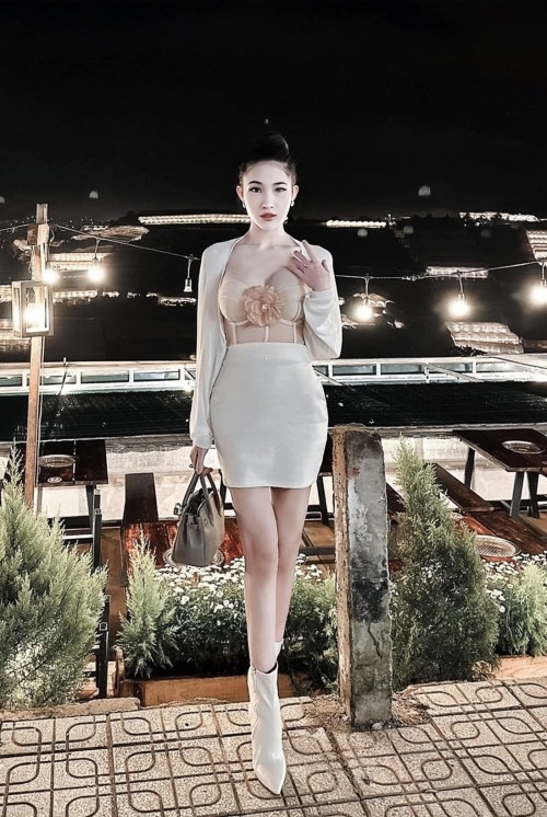 Nữ DJ sinh năm 1996 còn tự hào khoe, dù bản thân chỉ học đến lớp 10 nhưng đã nuôi em gái ăn học đến đại học và tốt nghiệp loại giỏi ngành Y Dược Đại học Hồng Bàng. Nữ DJ còn tặng mẹ dãy nhà trọ ở TP HCM để bà có thu nhập hàng tháng. Nhà ở quê cũng được cô sửa chữa đẹp đẽ.