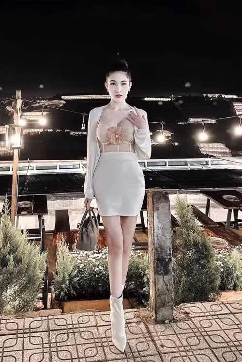 Nữ DJ sinh năm 1996 còn tự hào khoe, dù bản thân chỉ học đến lớp 10 nhưng đã nuôi em gái ăn học đến đại học và tốt nghiệp loại giỏi ngành Y Dược Đại học Hồng Bàng. Nữ DJ còn tặng mẹ dãy nhà trọ ở TP HCM để bà có thu nhập hàng tháng. Nhà ở quê cũng được cô sửa chữa đẹp đẽ.