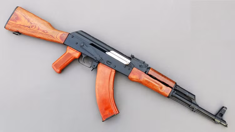 Không những thế, hắn sử dụng một lực lượng chân rết là những đối tượng nghiện ma tuý, có nhiều tiền án, tiền sự trên địa bàn, được trang bị sẵn súng AK chia thành nhiều vòng bảo vệ, ngăn chặn người tiếp cận cũng như sẵn sàng chống trả khi phát hiện người lạ nghi vấn xuất hiện. Vì thế, các thành viên Ban chuyên án không chỉ chịu gian khổ vì ăn ngủ trong rừng sâu mà còn thường xuyên đối diện với nguy cơ bị các đối tượng trong đường dây ma tuý này phát hiện và tấn công. (Ảnh minh họa, nguồn internet)