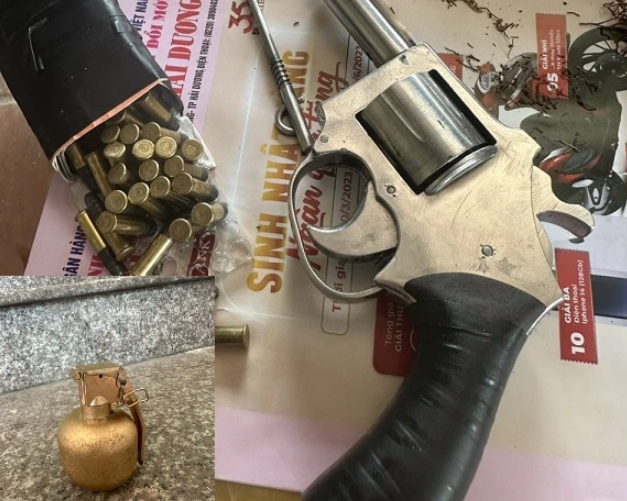 Sau khi chuyên án được xác lập, dưới sự chỉ đạo trực tiếp của Thượng tá Trần Phúc Tú, Trưởng Công an huyện, Ban chuyên án do Thượng tá Nguyễn Sỹ Hoàn, Phó Thủ trưởng Cơ quan CSĐT Công an huyện, làm Trưởng ban đã huy động nhiều lực lượng vào cuộc. Các thành viên trong Ban chuyên án phải lặn lội nhiều ngày đêm và thường xuyên ăn, ngủ trong rừng sâu. Bởi mỗi lần "ông trùm" ôm "hàng" sang khu vực vùng rừng núi trên đỉnh Pù Lôm, hắn thường thủ sẵn súng ngắn, lựu đạn và dao trong người. (Ảnh minh họa, nguồn internet) 