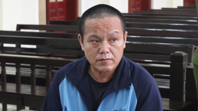 Cuối tháng 1/2021, TAND tỉnh Nghệ An mở phiên tòa hình sự sơ thẩm xét xử Vừ Chồng Nênh về tội “Mua bán trái phép chất ma túy” và “Tàng trữ vũ khí quân dụng”. HĐXX nhận định, hành vi của bị cáo Vừ Chồng Nênh là nghiêm trọng. Trong quá trình điều tra và tại tòa, bị cáo đã khai báo thành khẩn, thể hiện sự ăn năn hối cải, vì vậy được áp dụng tình tiết giảm nhẹ. Căn cứ các tình tiết tại tòa, HĐXX tuyên phạt Vừ Chồng Nênh mức án chung thân về tội “Mua bán trái phép chất ma túy” và 2 năm tù về tội “Tàng trữ trái phép vũ khí quân dụng”, tổng hình phạt của Nênh là tù chung thân. 