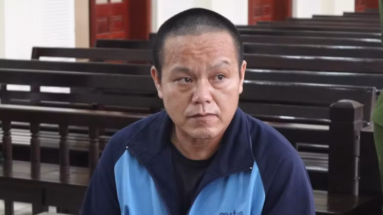 Cuối tháng 1/2021, TAND tỉnh Nghệ An mở phiên tòa hình sự sơ thẩm xét xử Vừ Chồng Nênh về tội “Mua bán trái phép chất ma túy” và “Tàng trữ vũ khí quân dụng”. HĐXX nhận định, hành vi của bị cáo Vừ Chồng Nênh là nghiêm trọng. Trong quá trình điều tra và tại tòa, bị cáo đã khai báo thành khẩn, thể hiện sự ăn năn hối cải, vì vậy được áp dụng tình tiết giảm nhẹ. Căn cứ các tình tiết tại tòa, HĐXX tuyên phạt Vừ Chồng Nênh mức án chung thân về tội “Mua bán trái phép chất ma túy” và 2 năm tù về tội “Tàng trữ trái phép vũ khí quân dụng”, tổng hình phạt của Nênh là tù chung thân. 