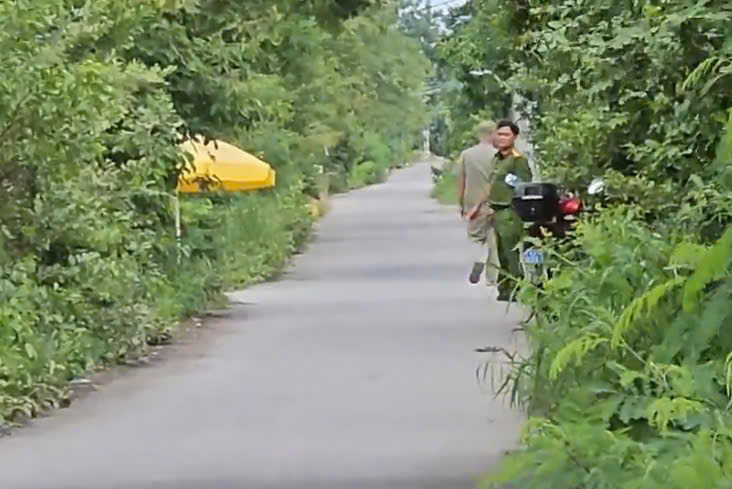Hiện trường nơi phát hiện thi thể nạn nhân là một đoạn đường vắng, ít người qua lại. Qua kết quả khám nghiệm hiện trường, khám nghiệm tử thi, bước đầu lực lượng chức năng nhận định đây là một vụ án mạng. Áp dụng nhiều biện pháp nghiệp vụ, tên tuổi người xấu số được làm rõ là ông Nguyễn Đức Tích (61 tuổi, trú tại tiểu khu 32, thị trấn Nông trường Mộc Châu, làm nghề xe ôm). (Ảnh minh họa, nguồn internet) 