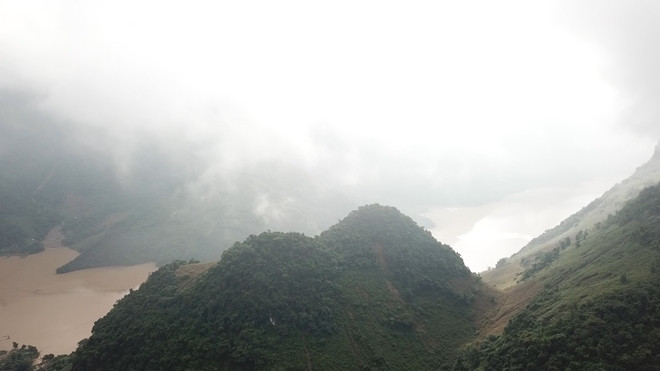 Tuy vậy, với quyết tâm cao độ, lực lượng chức năng đã xác định được nghi phạm gây án là Lèo Văn Hoàng (SN 1995, trú tại bản Hỏm, xã Mường Chanh, huyện Mai Sơn, tỉnh Sơn La). Sau khi vụ án xảy ra, Hoàng cũng biến mất khỏi nơi cư trú. Hơn 100 cán bộ, chiến sĩ cảnh sát được huy động để truy bắt nghi phạm. Lần theo những nguồn tin nhận được, sáng 3/9, công an xác định Hoàng đang lẩn trốn tại khu vực núi đá tai mèo (thuộc bản Un, xã Song Khủa, huyện Vân Hồ). (Khu vực đối tượng giết người lẩn trốn sau khi gây án, Ảnh CAND) 