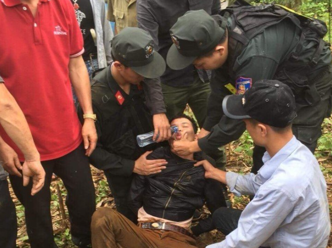 Đây là khu vực núi cao, vực sâu, hiểm trở, cây cối rậm rạp, trải rộng trên khoảng chục ha, nên việc truy bắt gặp vô vàn khó khăn. Ròng rã suốt 2 ngày, tới gần 10h ngày 4/9, lực lượng chức năng đã bắt giữ thành công Lèo Văn Hoàng, thu giữ trên người đối tượng 1 chứng minh nhân dân mang tên Nguyễn Đức Tích, 3 triệu đồng tiền mặt, 1 xe máy (đối tượng cướp của nạn nhân) và một số vật chứng liên quan khác.