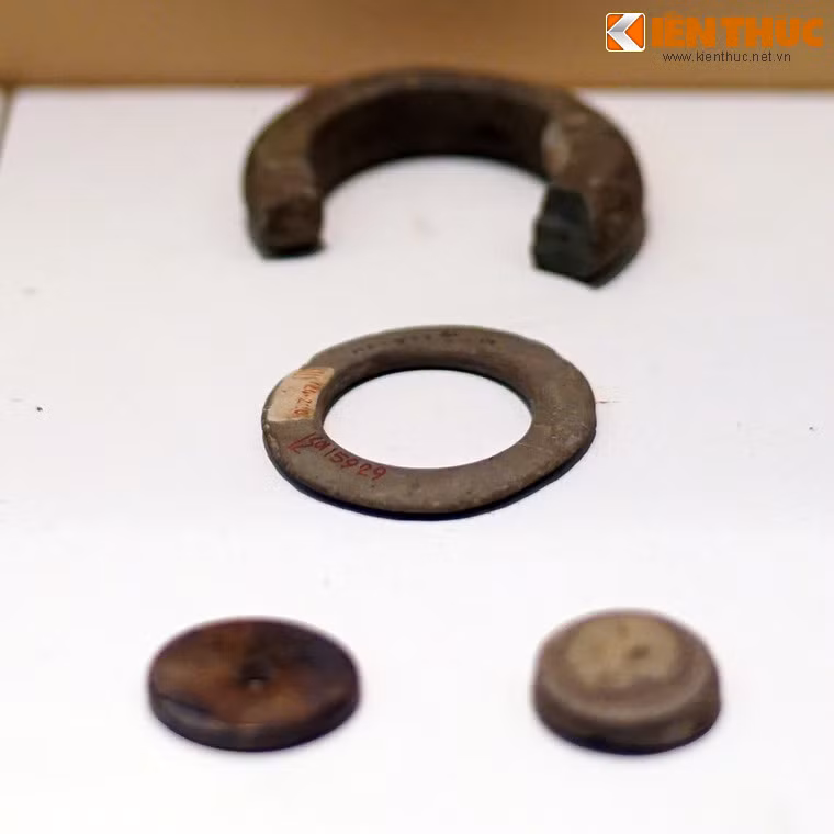 Vật liệu khoáng chất cũng được sử dụng làm đồ trang sức, như các vòng tay bằng đá này.