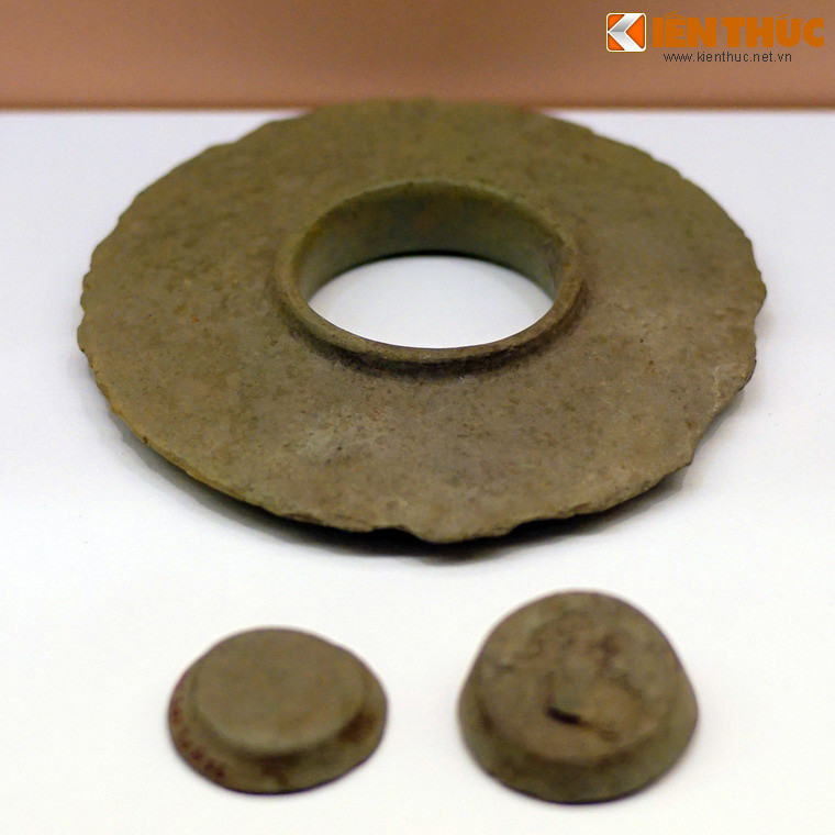 Vòng làm bằng đá.