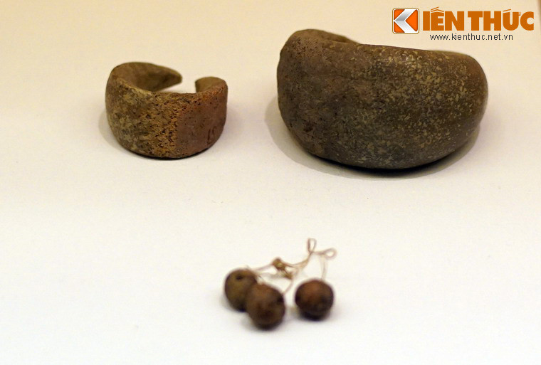 Các mẫu khuyên tai bằng gốm.