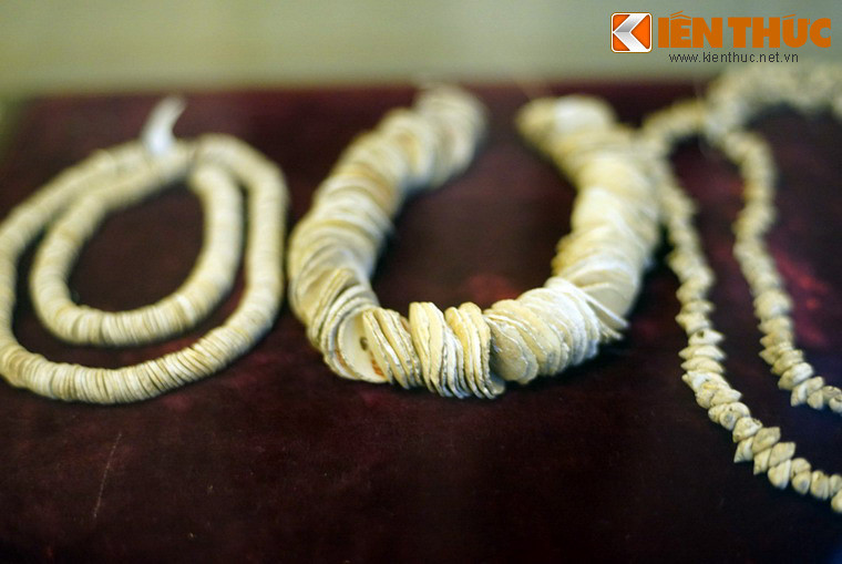 Để làm ra những chiếc vòng này, các cư dân thời tiền sử Việt Nam mất rất nhiều công sức thu lượm, bào dũa từng mảnh vỏ sò, ốc cho đúng kích cỡ và kết chúng với nhau.