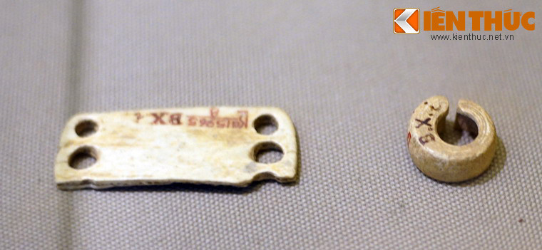 Các mẫu trang sức làm từ xương, phụ phẩm của hoạt động săn bắn.