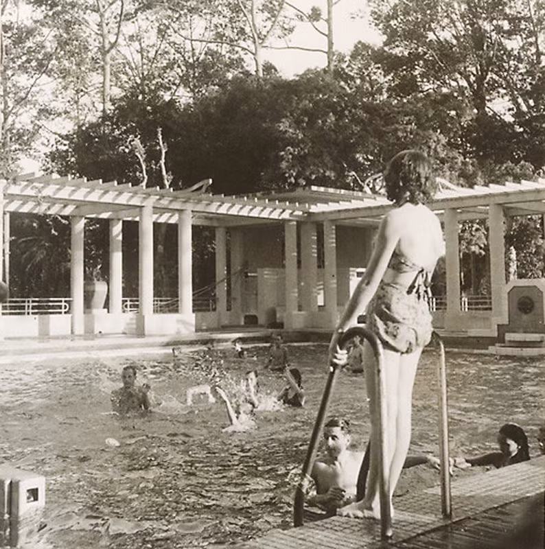 Sau đó, hồ bơi "sang chảnh" này được đổi tên thành hồ bơi Lao Động, phục vụ mọi tầng lớp nhân dân cho đến ngày nay.