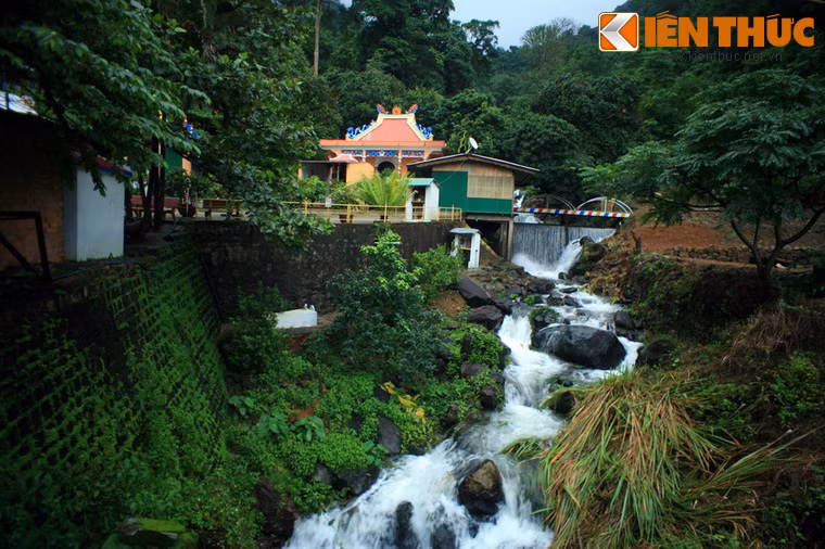 Chuyện kể rằng, trước đây có ba cô gái tên là Loan, Hòa, Thảo là người Bảo Lộc và cả ba cô đều là sinh viên đang học tại Sài Gòn. Vào kỳ nghỉ hè, khi ba cô trên chuyến xe về quê, chạy tới khúc cua này do tài xế chạy nhanh nên bị lật xe và lao xuống vực tử nạn.