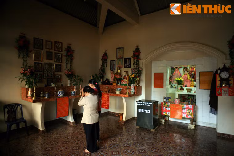 Khi tới con đèo này thấy có nhiều vụ tai nạn thương tâm do địa hình khắc nghiệt nên ông Hà đã dựng miếu để thờ cúng. Lúc đầu miếu Ba Cô chỉ là một ngôi miếu nhỏ nhưng sau đó người dân đã đóng góp nên mới xây ngôi miếu khang trang như bây giờ.