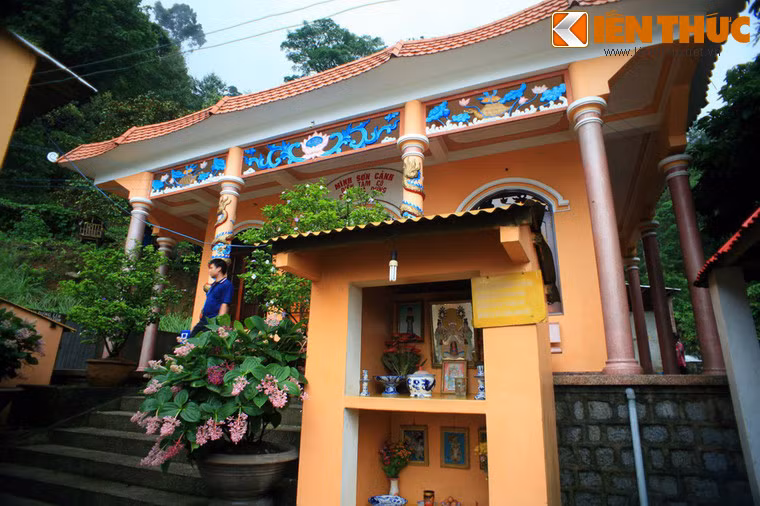 Điều đặt biệt các cô gái được miêu tả rất giống với ba cô gái bị tử nạn lúc trước. Người ta cho rằng vì chết quá trẻ và còn trinh trắng nên oan hồn của ba cô gái lúc trước cứ vất vưởng nơi chân đèo và khi gặp trường hợp tai nạn tương tự nên đã hiển linh giúp đỡ chàng trai trẻ trở thành người duy nhất thoát chết.