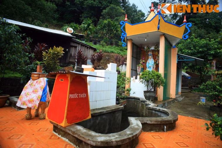 Do chàng trai bị nặng hơn nên thường xuyên được ba cô gái dìu dắt, kéo lên. Khi lên tới mặt đường, do đuối sức, chàng trai đã ngất xỉu. Khi tỉnh dậy, chàng trai thấy mình nằm trong bệnh viện nhưng không thấy ba cô gái kia đâu.