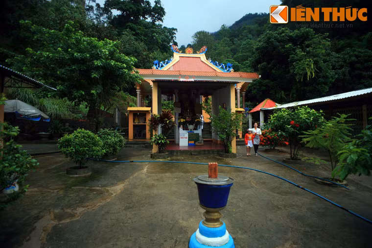 Chàng trai hỏi mọi người thì biết rằng người ta chỉ thấy có mỗi mình chàng nằm bên đường mà không hề thấy có thêm ai cả, và toàn bộ số người còn lại trong đoàn xe đã thiệt mạng, trong đó không có cô gái nào như chàng trai miêu tả.