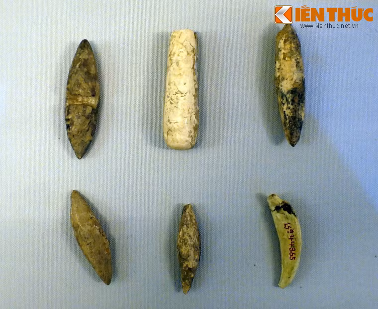 Trang sức dạng thoi làm từ xương, răng động vật.