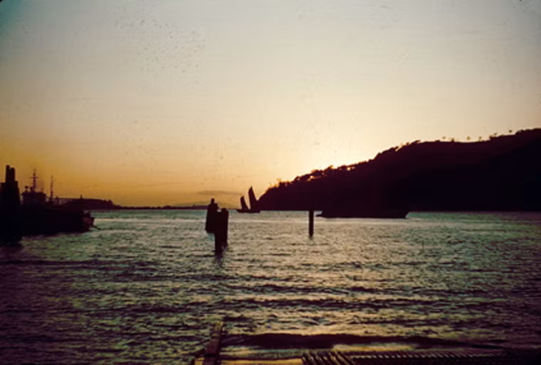 Trên chuyến phà ra bán đảo Sơn Trà.