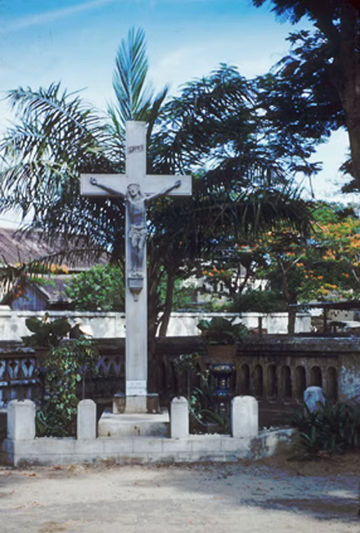 Mộ một linh mục Pháp ở Đà Nẵng.