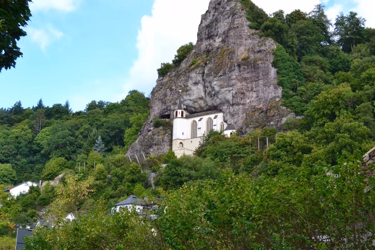 Nhận được tin từ Emich, Wyrick đã trở về lâu đài trong tâm trạng rối bời. Trong một giây phút nóng giận, anh đã ném Emich ra khỏi một cửa sổ của lâu đài, khiến người em trai rơi xuống xác tảng đá phía dưới và mất mạng.