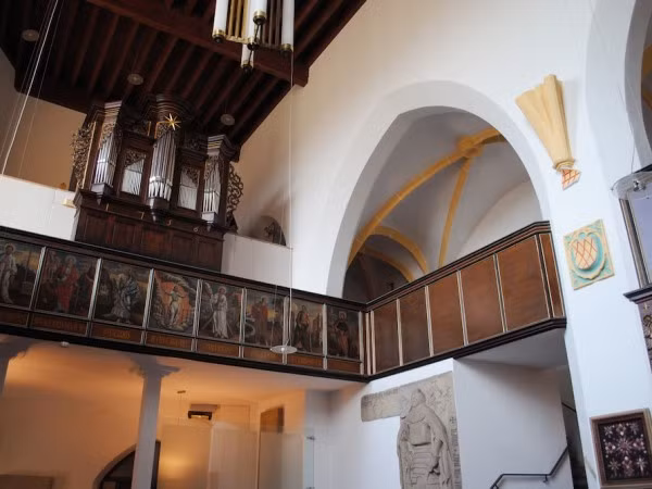 Trong nhà thờ còn lưu giữ nhiều bức tranh cổ có giá trị.