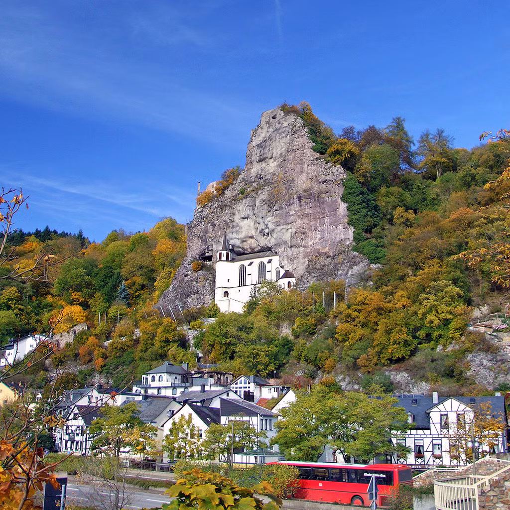 Nhà thờ này được xây dựng từ năm 1482-1484 trong một vách đá tự nhiên cách mặt đất 60m.