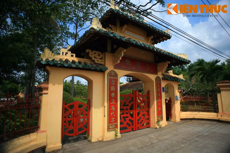 Công trình được xây dựng từ 1864-1866, đến nay vẫn giữ được những nét kiến trúc nguyên bản. Cổng tam quan của Văn Thánh Miếu xây theo lối cổ lâu có ba tầng mái, đơn giản nhưng mỹ thuật.