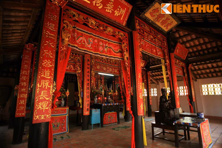 Hai bên (Tả ban, Hữu ban) thờ Tứ phối, Thập triết.