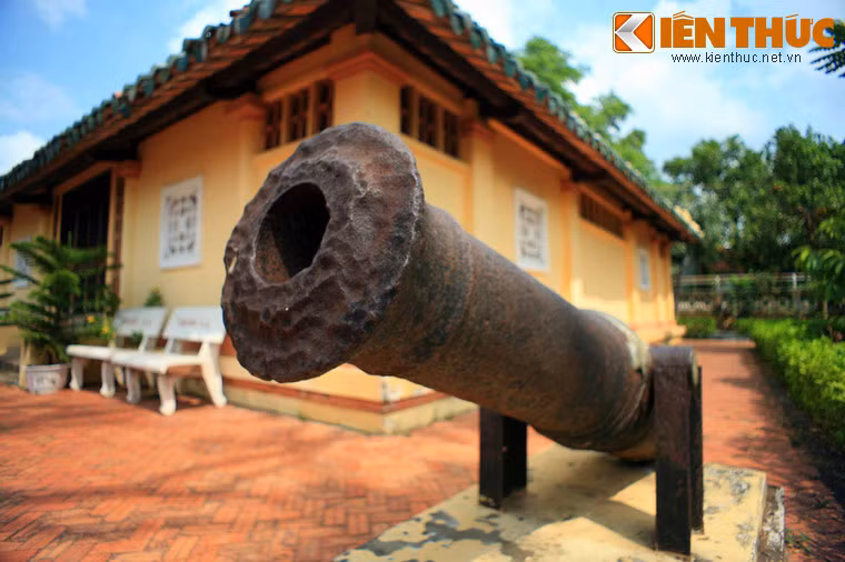 Hai bên Văn Xương Các vẫn còn hai khẩu súng thần công đại bác, tương truyền là súng đã dùng để bảo vệ thành Vĩnh Long từ năm 1860.