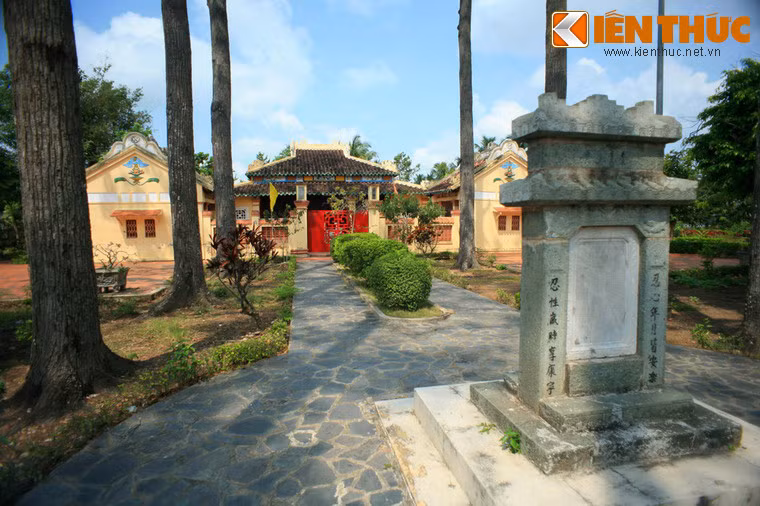 Giữa thần đạo là ba tấm bia đá cổ.