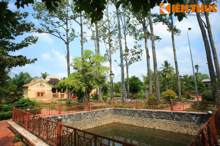 Ngoài ra, trong khuôn viên Văn Thánh Miếu còn có hai ao nhỏ, gọi là hồ Nhật Tinh và hồ Nguyệt Anh.