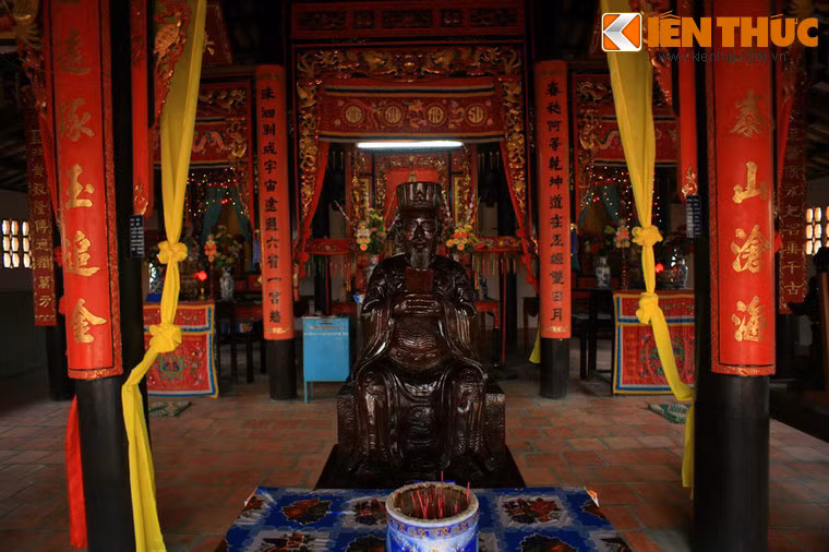 Bên trong, nơi chính điện thờ Khổng Tử.