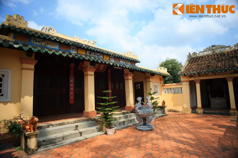 Hai bên chính điện có hai gian nhà Tả vu và Hữu vu.