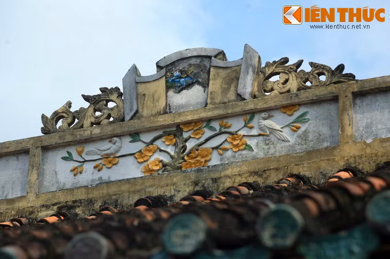 Tuy nhiên, chỉ có mấy tháng sau sau khi hoạt động, quân Pháp lại đem chiến thuyền uy hiếp và chiếm thành Vĩnh Long lần thứ hai, Phan Thanh Giản tuẫn tiết, Nguyễn Thông tỵ địa ra Bình Thuận, Pháp lấy cớ thiếu gỗ xây dựng dinh tham biện (dinh tỉnh trưởng) có ý định phá bỏ Văn Thánh Miếu.