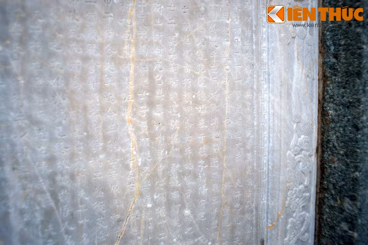 Tấm bia số 1 với trước tác của Phan Thanh Giản trước khi tuẫn tiết (1866), dựng năm 1911. Tấm bia số 2 dựng để kỷ niệm Tống Hữu Định và giới trí thức trong cuộc trùng tu ngôi miếu lần 2 (1903). Tấm bia số 3 dựng năm 1931, với di chúc của Trương Thị Loan (con gái của Trương Ngọc Lang), người đã hiến đất cho miếu.